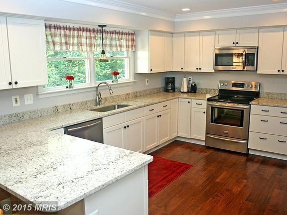 Huge kitchen with lots of counter space