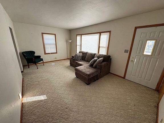 3rd image of 256 Avenue O W