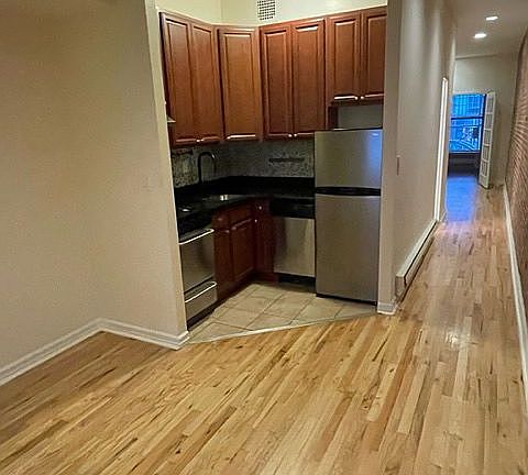 5th image of 333 E 81st St APT 2