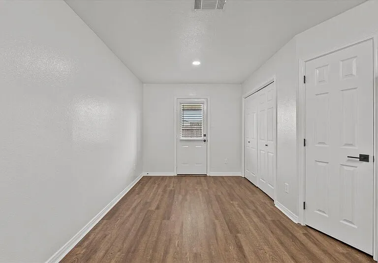 2100 Saint Lucia Calle — Photo 10