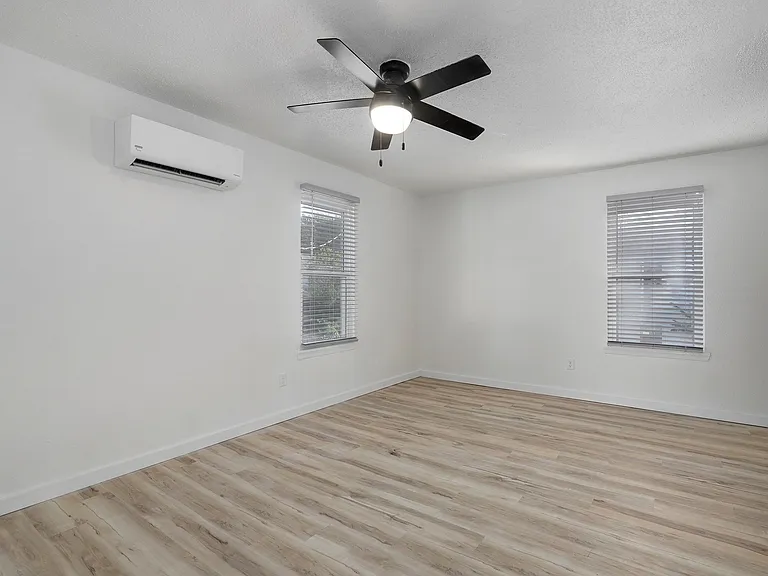 301 W State St #C — Photo 8
