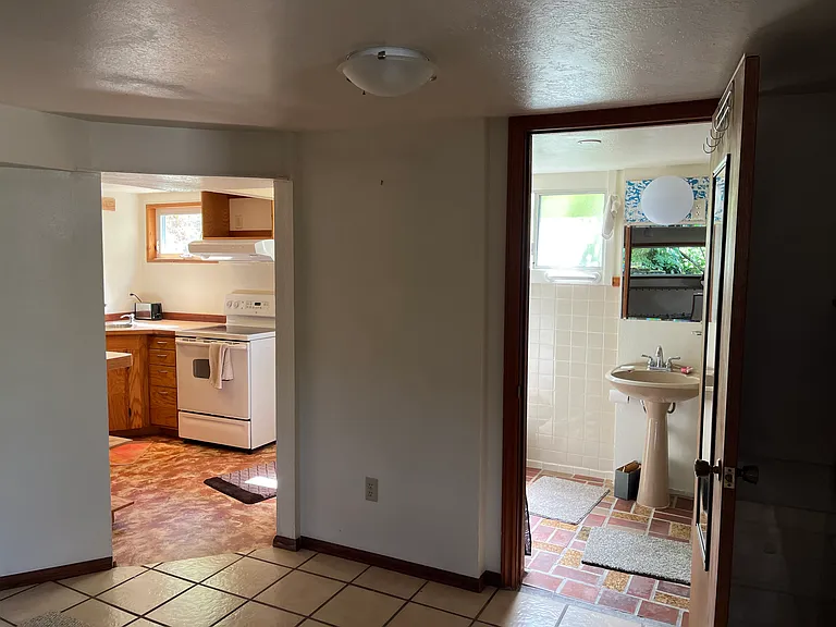 2858 Fairview Ave E — Photo 4