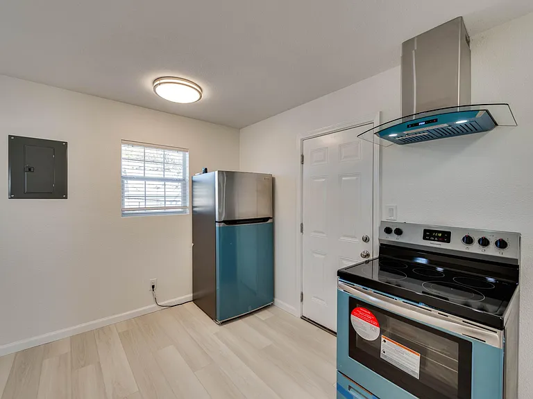 2101A Beverly Ave — Photo 2