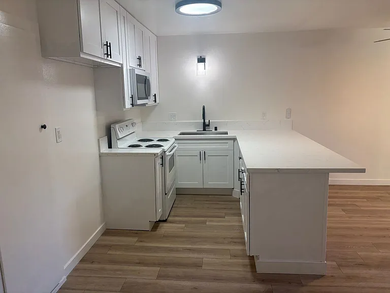 Topanga Apartments — Photo 6