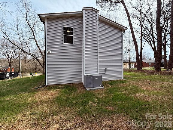 4th image of 233 Pecan Dr