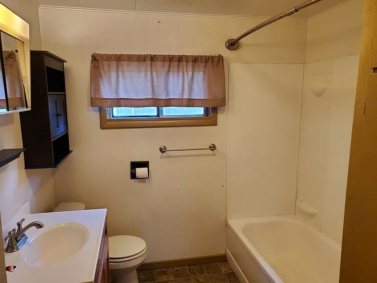 1034 S Main St — Photo 11