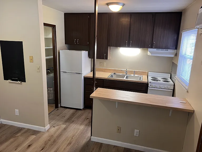 1700 Columbia St #7 — Photo 3