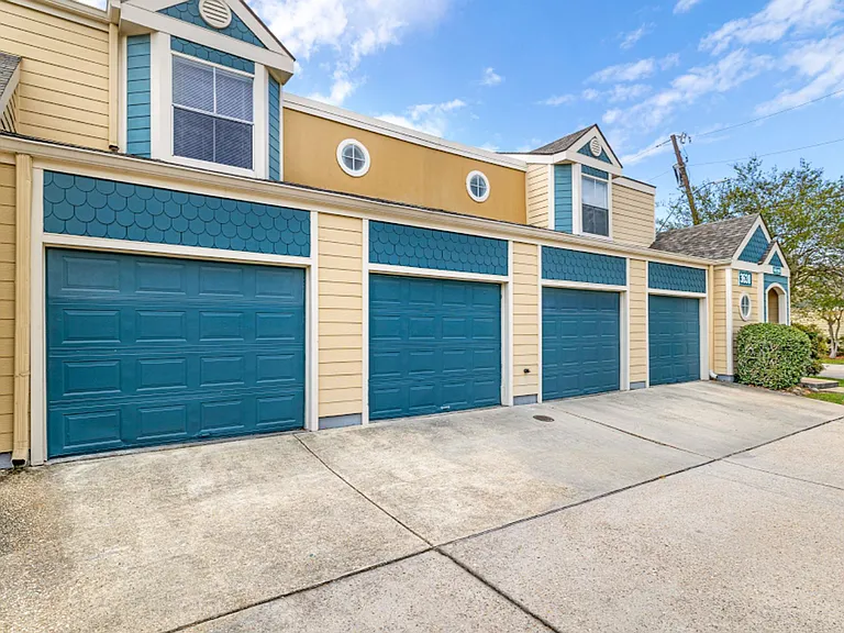 Lakes of Chateau Estates South — Photo 15