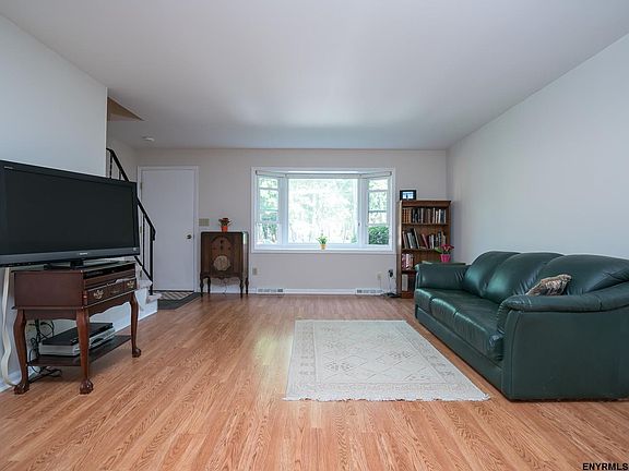 5th image of 165 Williamsburg Ct