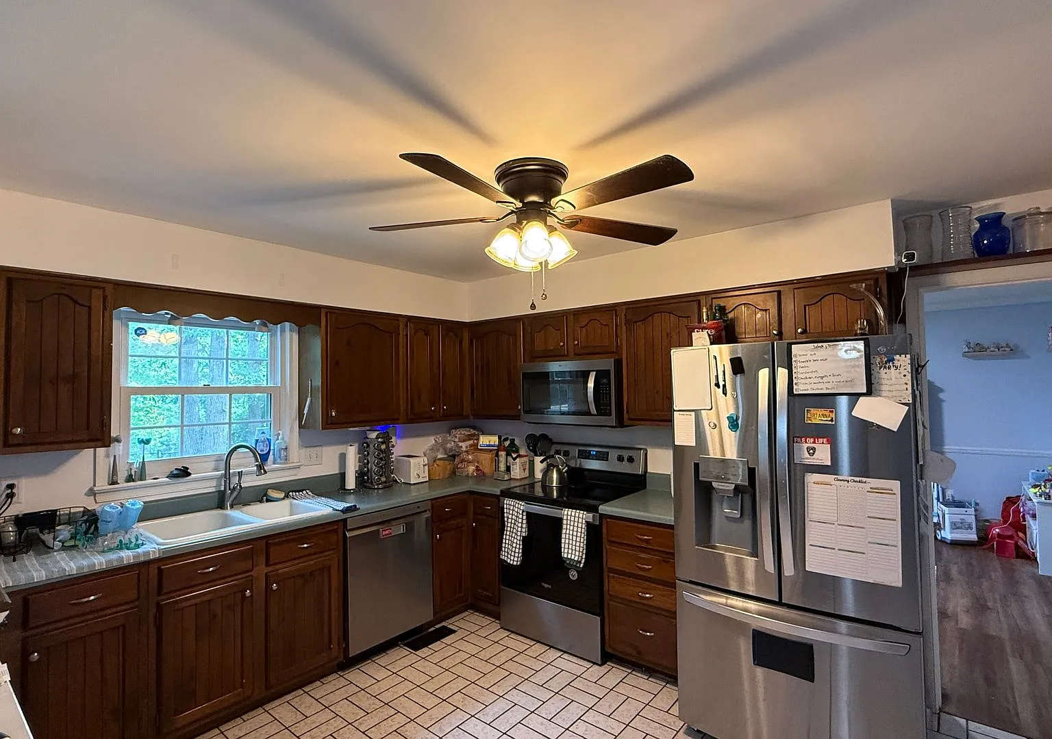 Classic 4 Bedroom Colonial — Photo 3