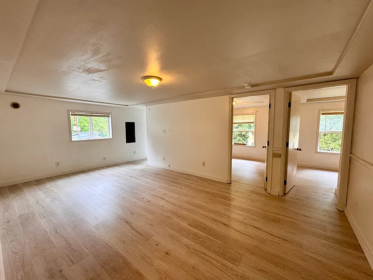 1409 W Railroad Ave #A — Photo 10
