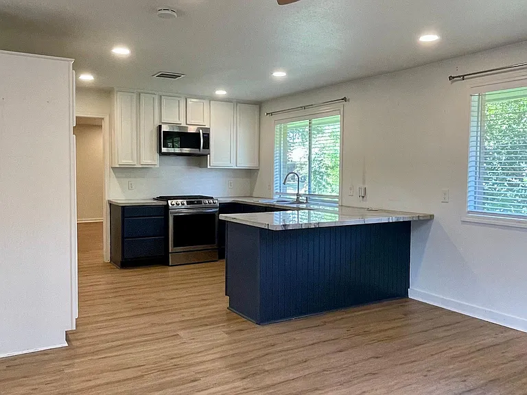 2102 Emerson St — Photo 4
