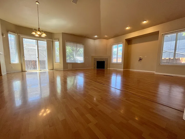 7481 Celeste Dr — Photo 2