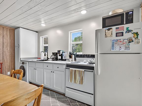 3rd image of 32 Cora Dr