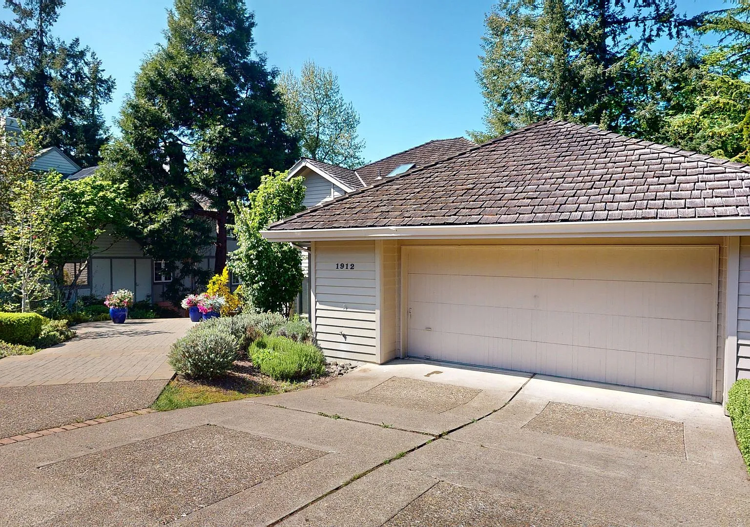 Desirable West Linn 9 Month Lease Only, Two En-Suites, High Vaulted Ceilings, Backs To Greenspace... — Photo 4