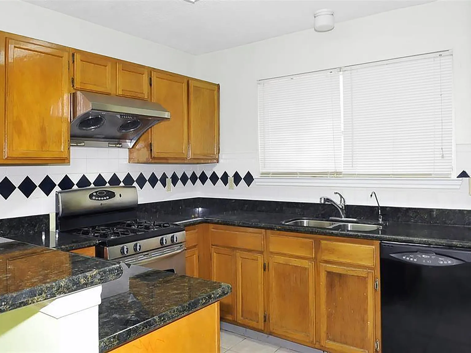 3 bed, 2.0 bath, 1414 sqft, $1,900 — Photo 2