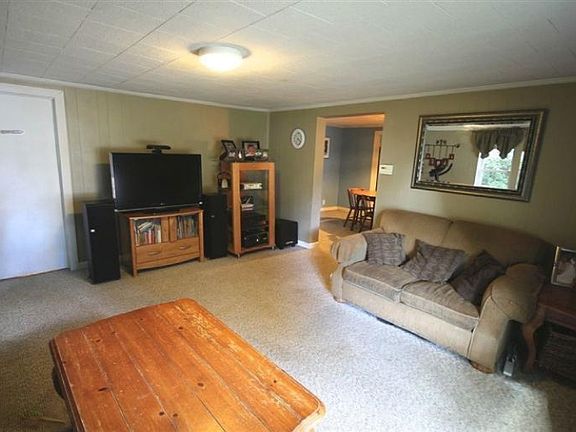 5th image of 221 Oak St