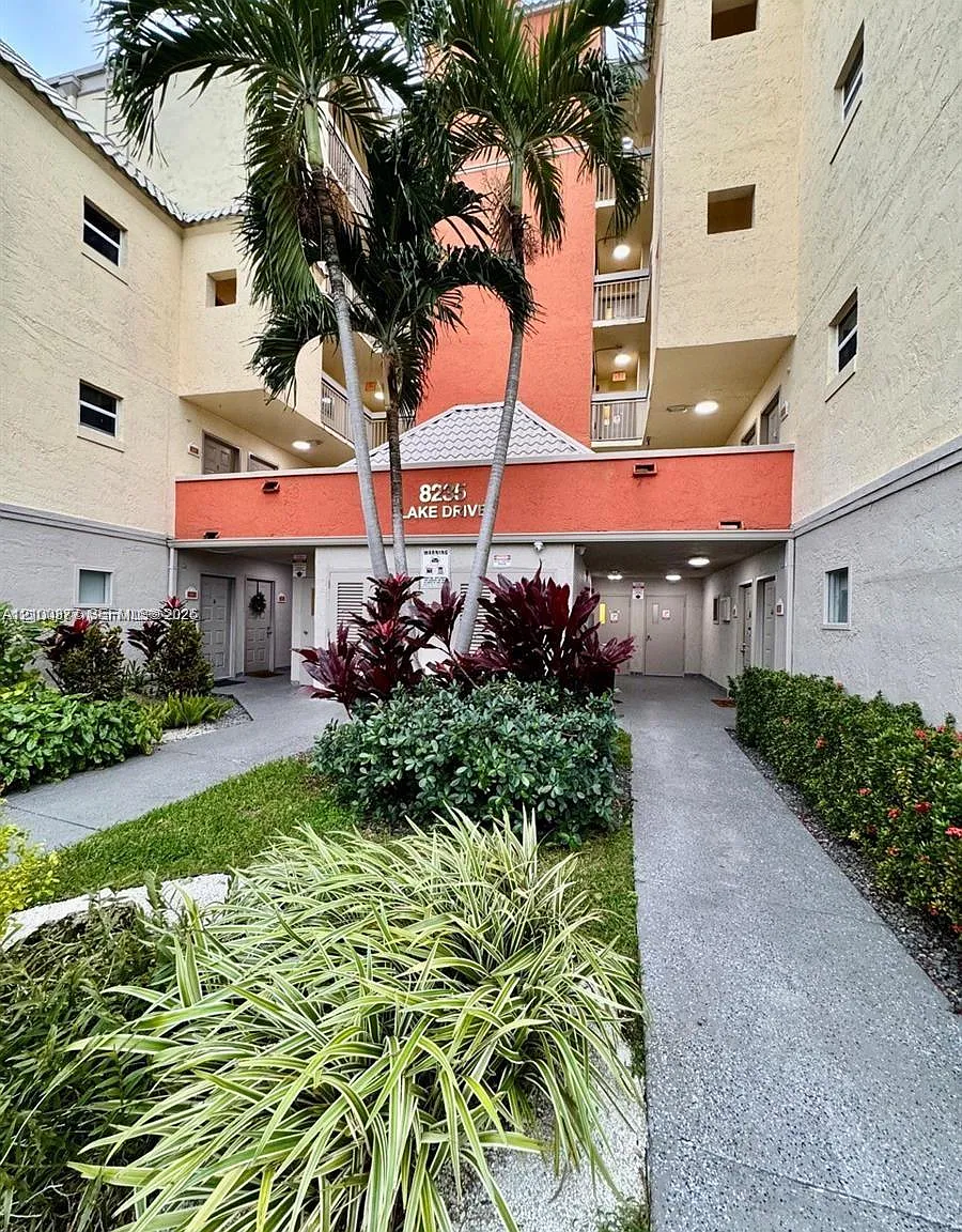 Las Vistas At Doral Condo — Photo 1