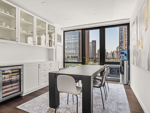 4th image of 302 E 96th St #1501