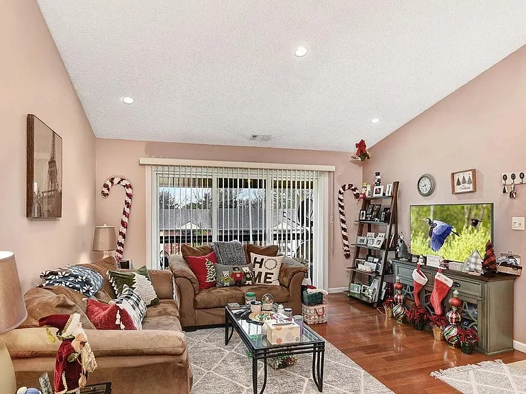 500 Danbury Ln — Photo 3