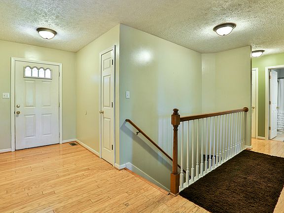 4th image of 157 Woodfield Cir