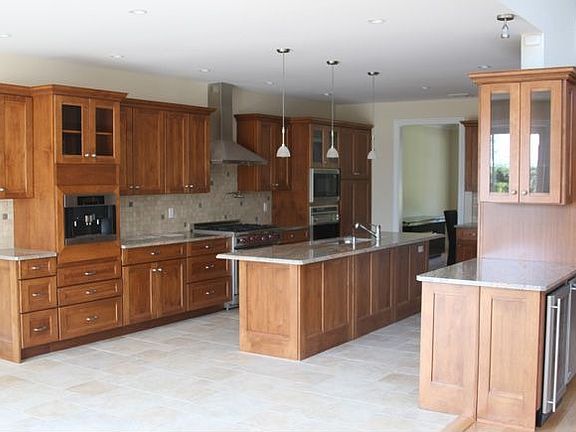 Luxurious and Fully Loaded Eat-in-Kitchen