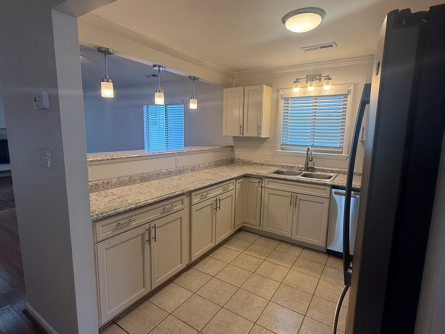 4 bed, 1687 sqft, $2,850 — Photo 2