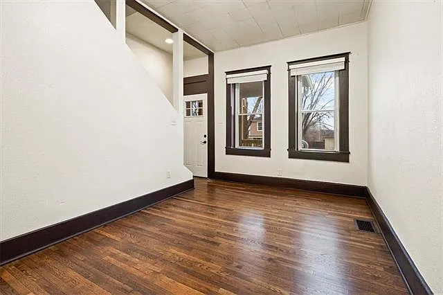224 Linn St — Photo 3