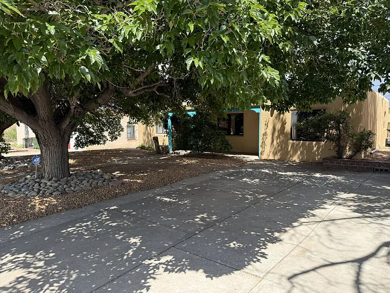 412 Laguayra Dr NE — Photo 2