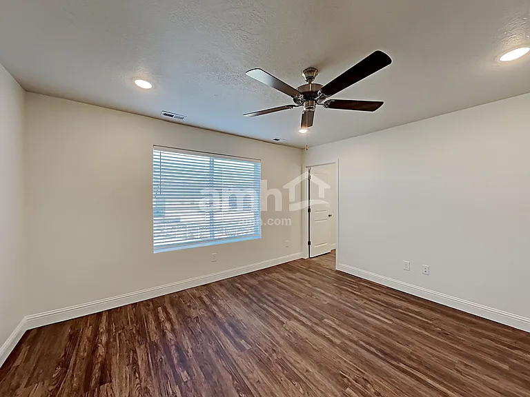 1436 E Allen Ln — Photo 7