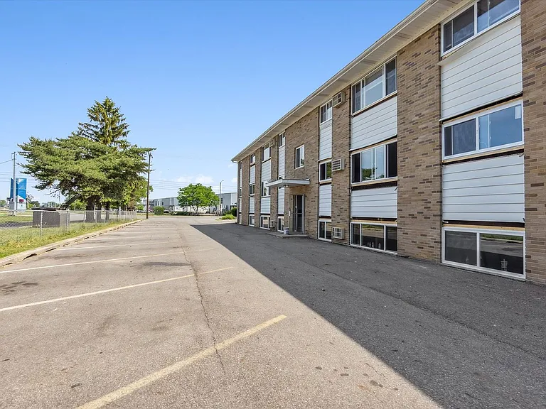 4221 N Grand River Ave — Photo 18