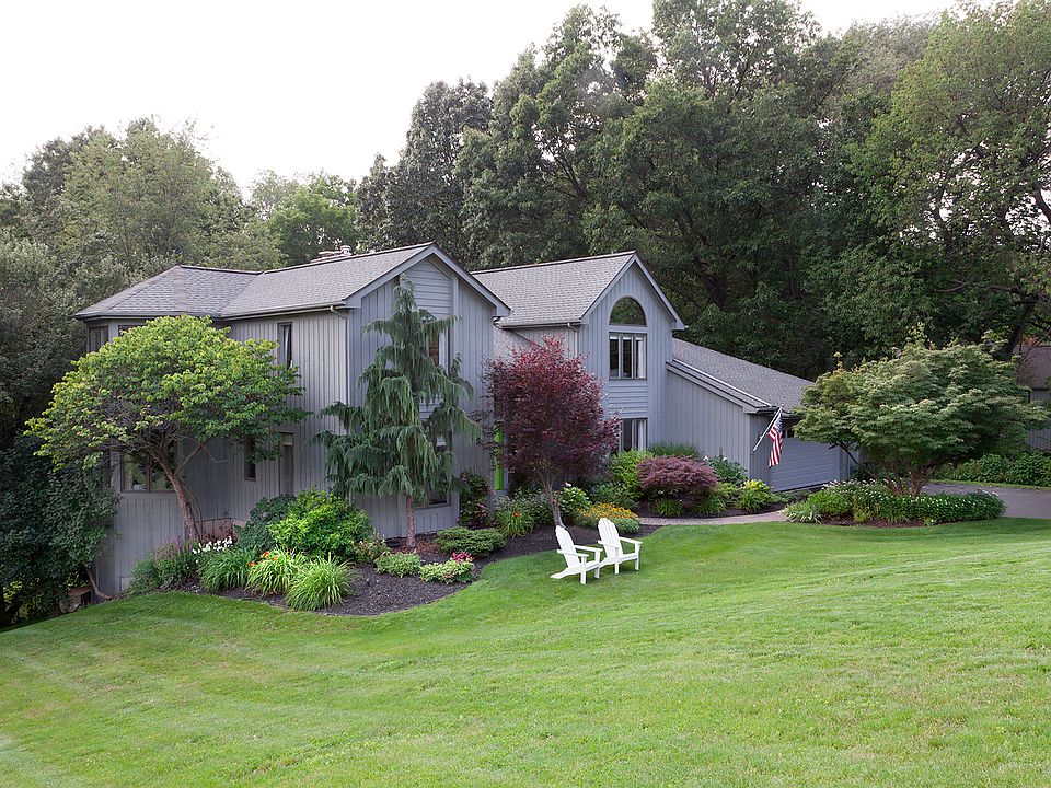 1st image of 7 Pondview Dr