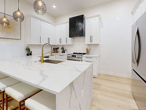 2nd image of 1019 S Hackberry St #201