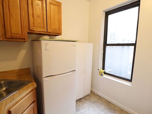 4th image of 324 E 19th St APT 1A