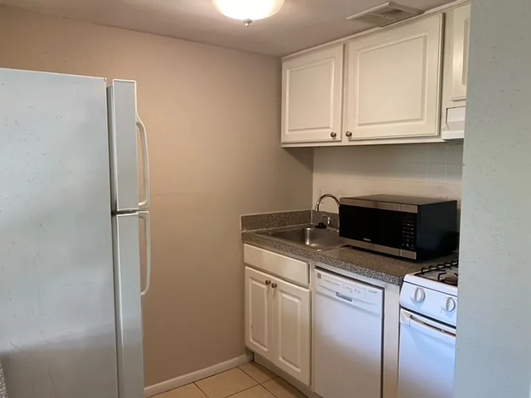 139 Oyster Bay Cir #130 — Photo 6
