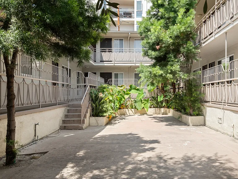 5525 Carlton Way Apartments — Photo 5