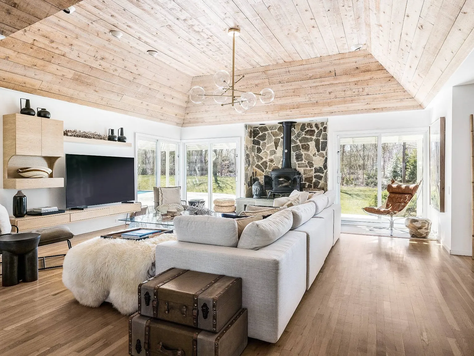 Designer Sanctuary in Southampton with New Pool and Spa — Photo 3