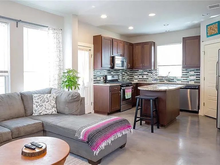 2913 Bond Dr — Photo 2