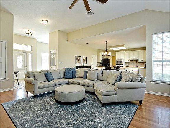 4th image of 301 Palomino Pl