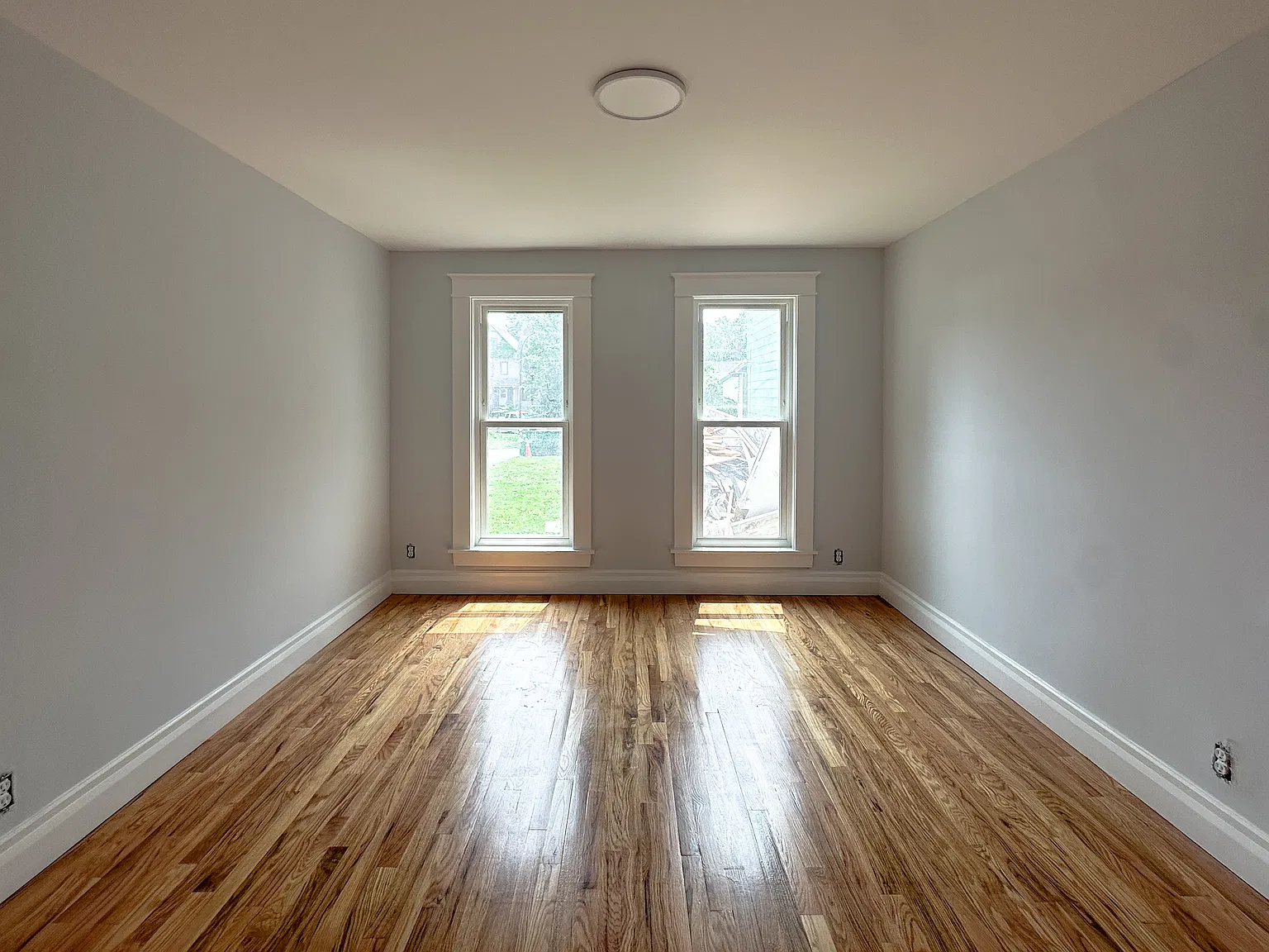 3 bed, 905 sqft, $1,799 — Photo 2