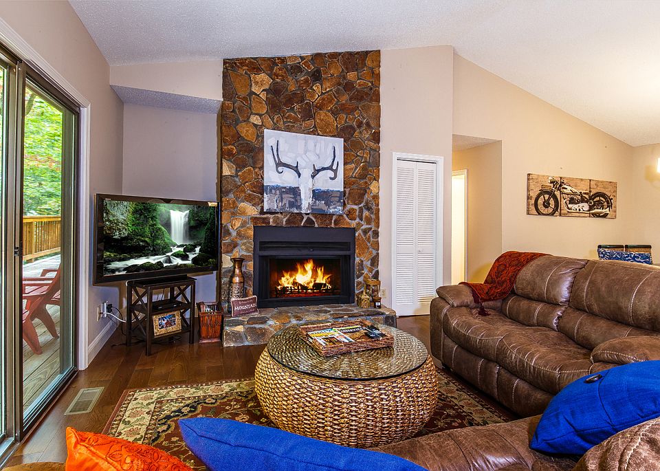 Open floor plan & fireplace.