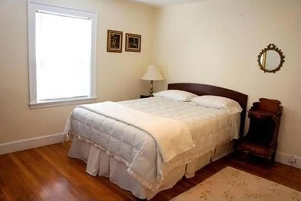 3 bed, 1.0 bath, 1200 sqft, $4,700 — Photo 2