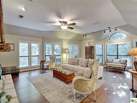 5th image of 912 Hillcrest Dr