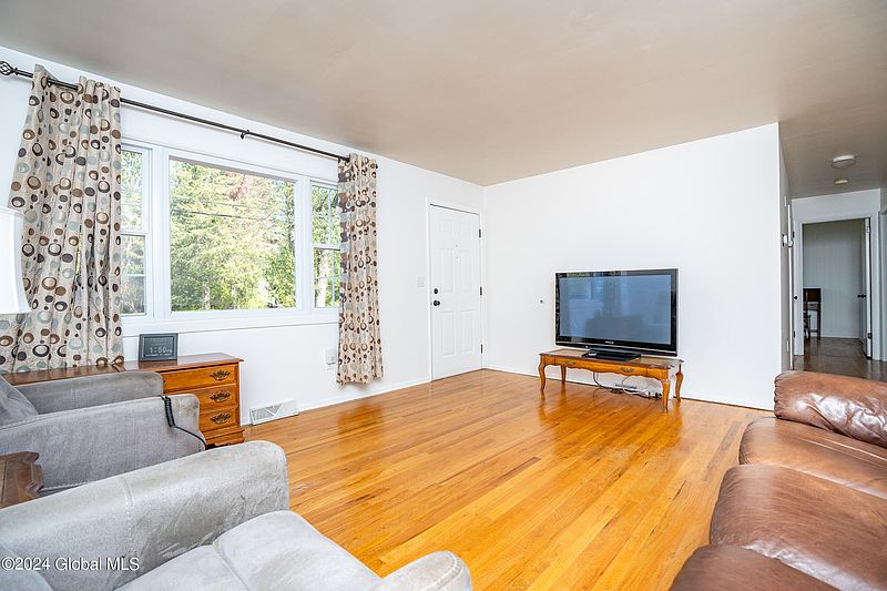 5th image of 144 Woodin Road
