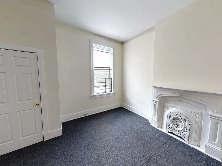 2431 Vine St — Photo 3
