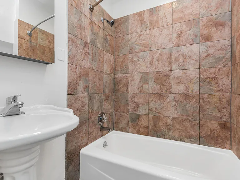 735 Taylor — Photo 7