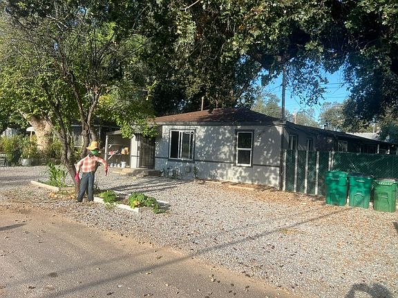 front of house from drive-in and graveled front yard