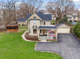 633 Geneva Rd, St Charles, IL 60174