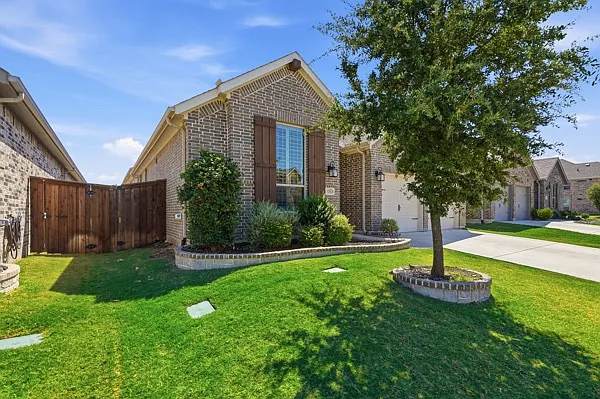 3 bed, 2.5 bath, 2240 sqft, $2,850 — Photo 2
