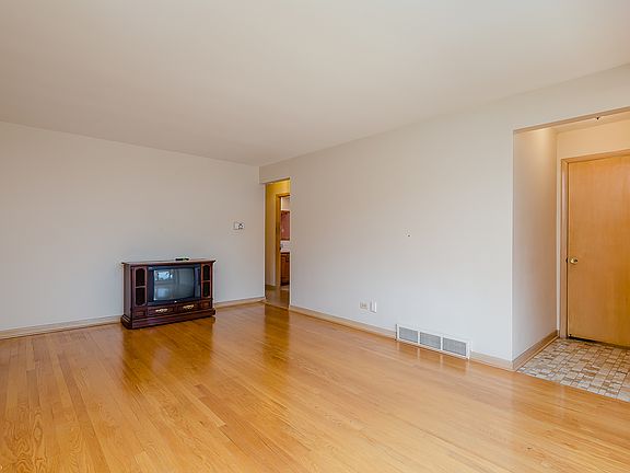 5th image of 9417 Major Ave